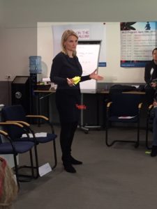 Anneke Brouwer Stemscoach op Nijenrode deelnemers feedback geven van de Masterclass Learning and Development 